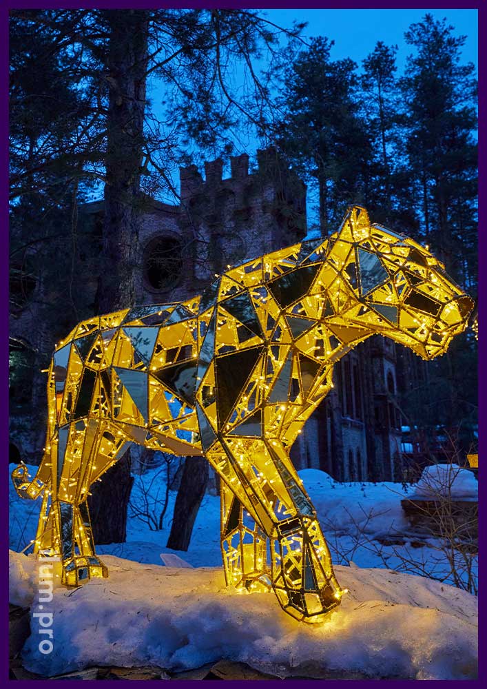 Тигр металлический полигональный - золотая скульптура с зеркальными гранями и гирляндами