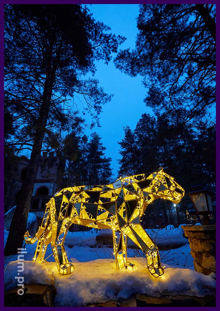 Полигональный арт-объект с встроенной подсветкой уличными гирляндами - тигр