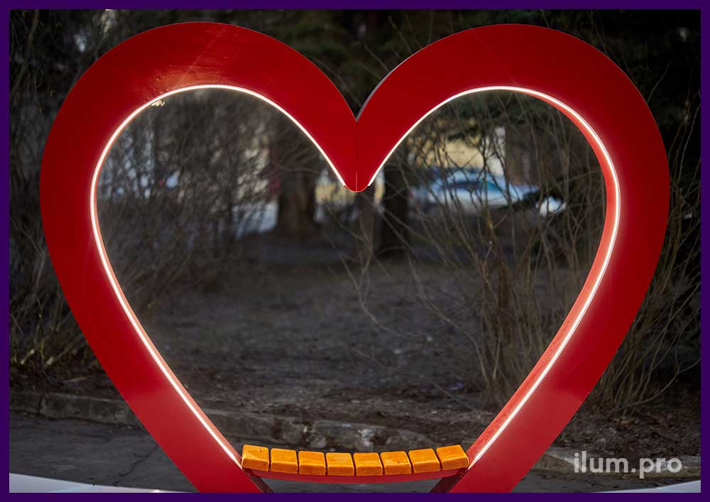Красное сердце с подсветкой и деревянной лавочкой, фотозона с надписью на кубах