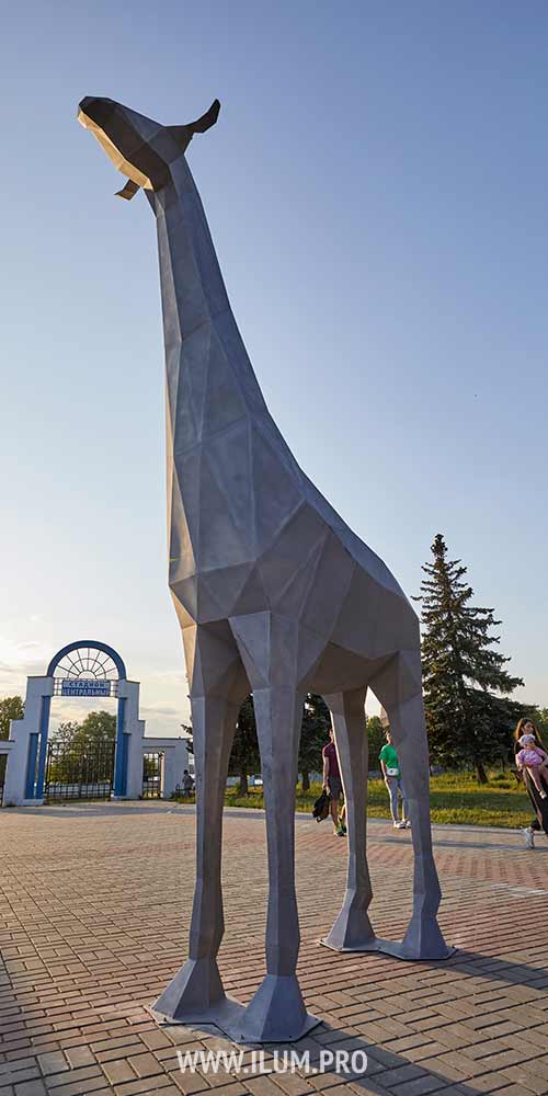 Полигональный жираф из металла на городской площади