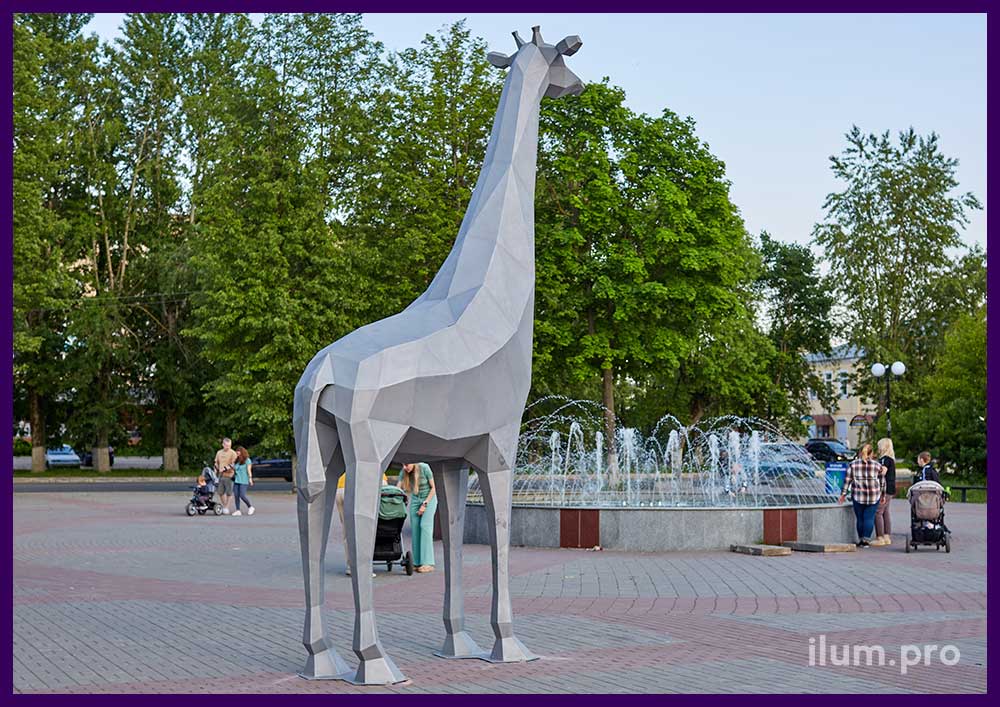 Фотозона в парке - металлический полигональный жираф из крашеной стали