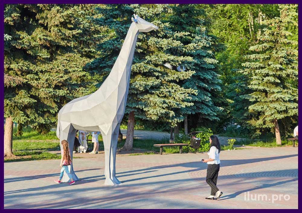 Металлический жираф в полигональном стиле - фотозона на городской площади
