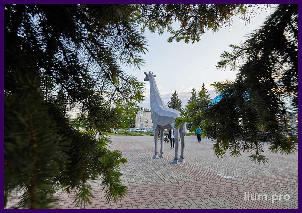 Металлический жираф в полигональном стиле - объект благоустройства для городской площади
