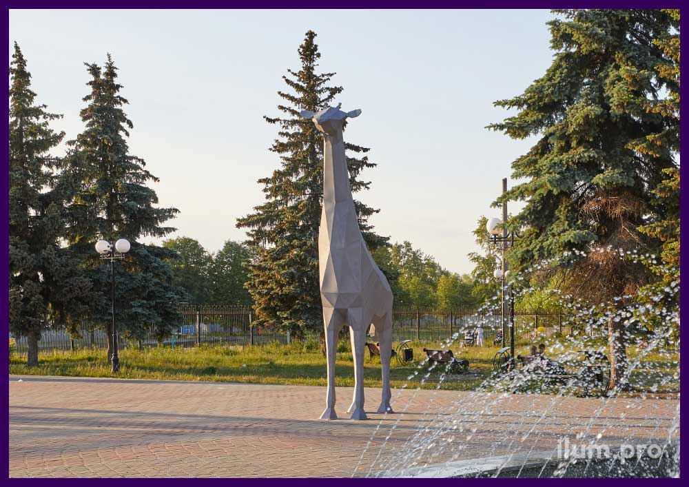 Металлическая скульптура жирафа в полигональном стиле высотой 5 метров
