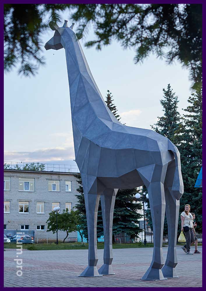 Металлический жираф в полигональном стиле для украшения городской площади летом и зимой