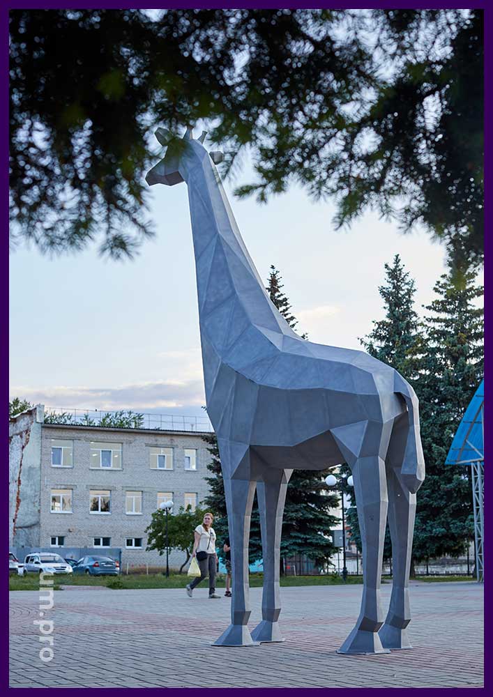 Металлическая скульптура жирафа в полигональном стиле, высота 5 метров