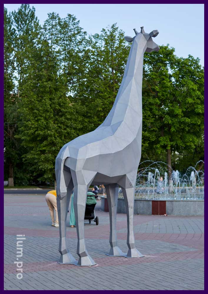 Пятиметровый жираф из металла - полигональная скульптура в форме животного