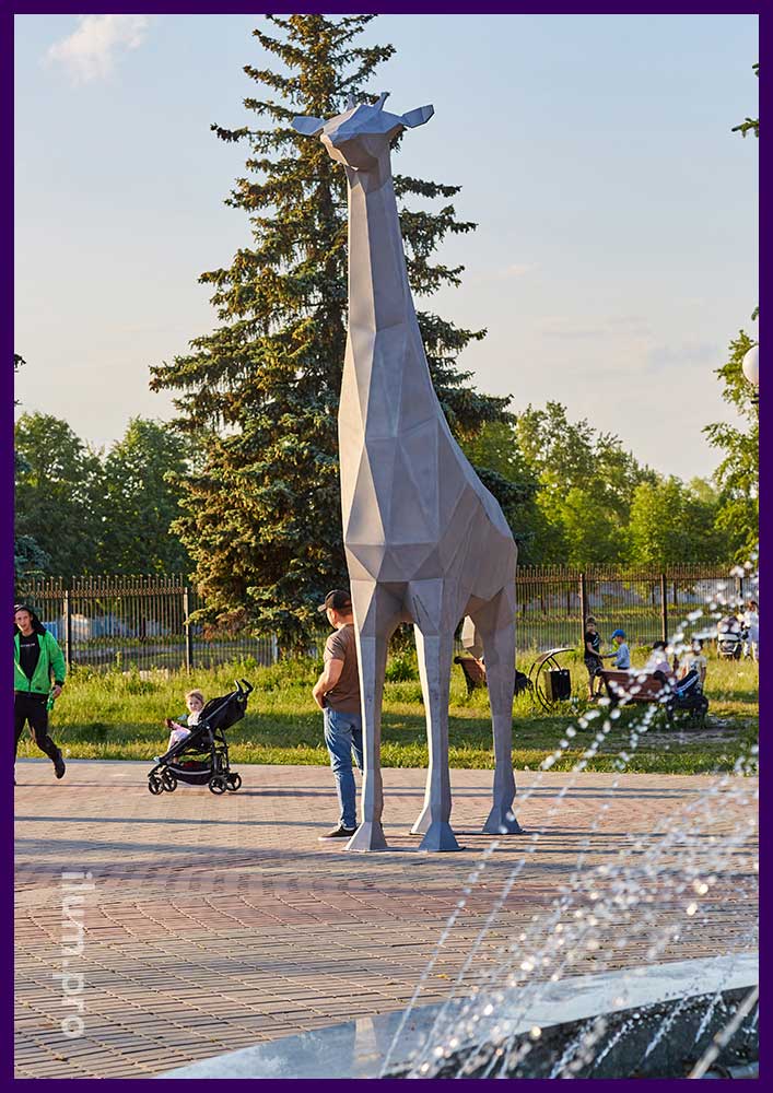 Металлический жираф - полигональная скульптура высотой 5 метров для улицы