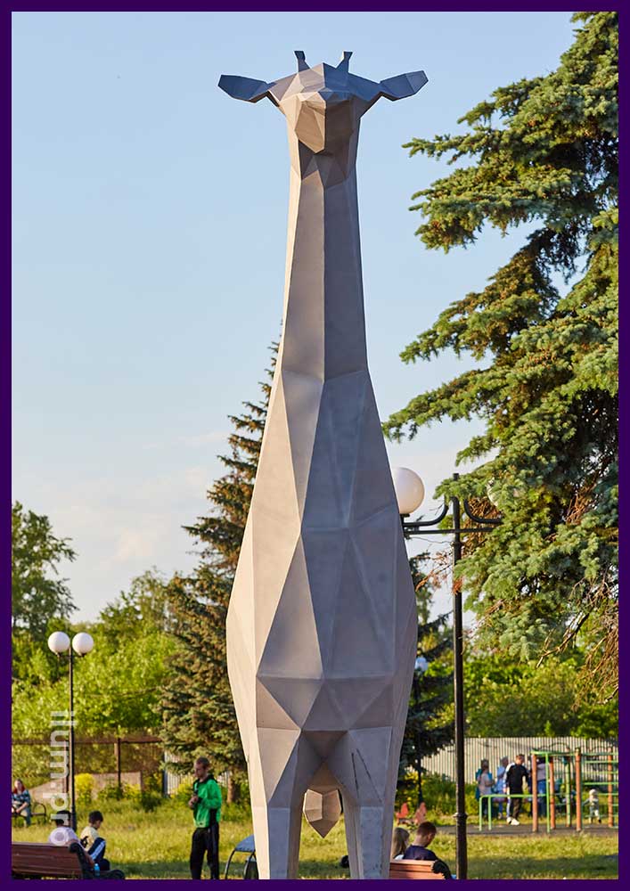Жираф полигональный металлический высотой 5 метров, уличный арт-объект