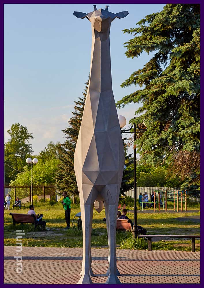 Фотозона в форме жирафа из металла в полигональном стиле для площади