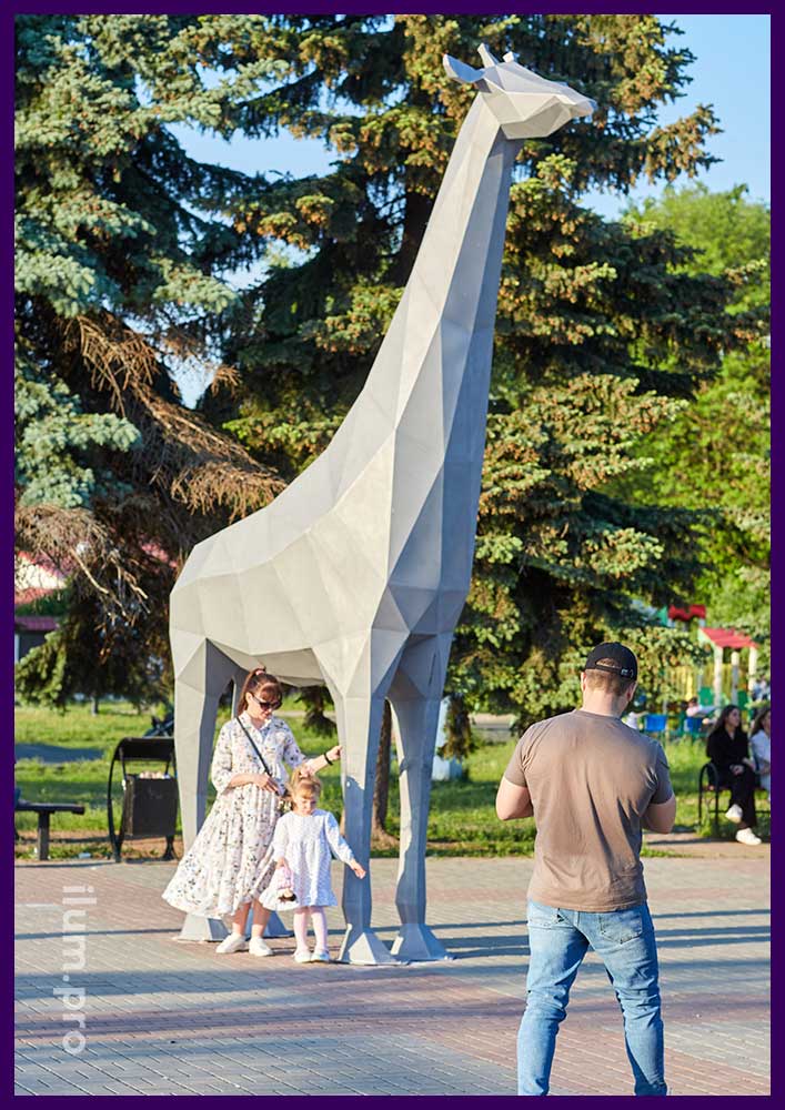 Металлическая фотозона в форме полигонального жирафа высотой 5 метров