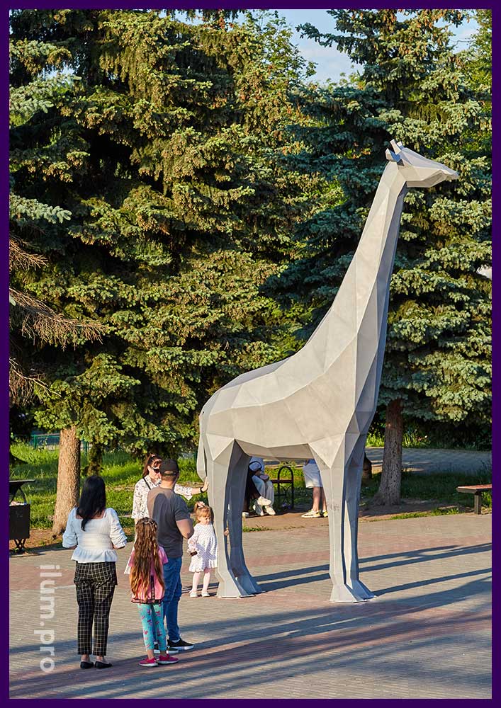 Скульптура полигональная, уличная из металла в форме крупного жирафа