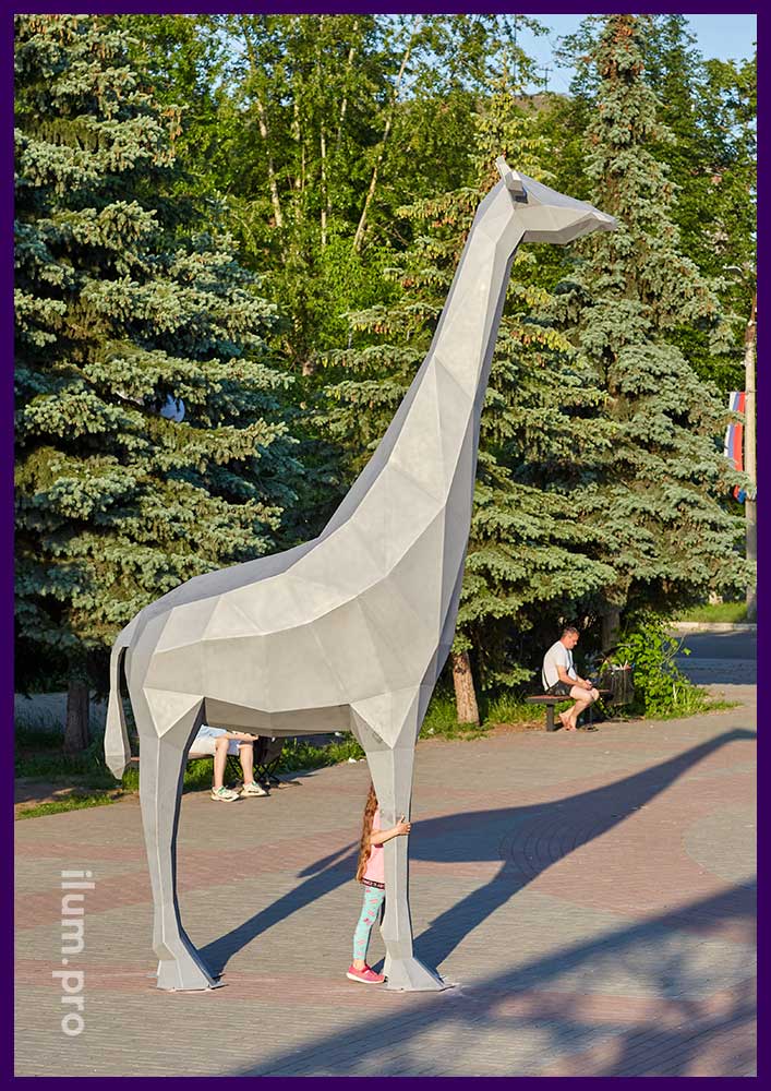 Металлическая полигональная скульптура жирафа высотой пять метров