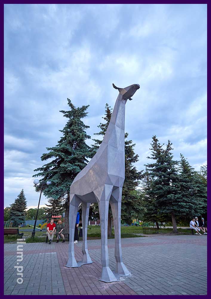Металлический жираф высотой 5 метров, полигональная скульптура животного