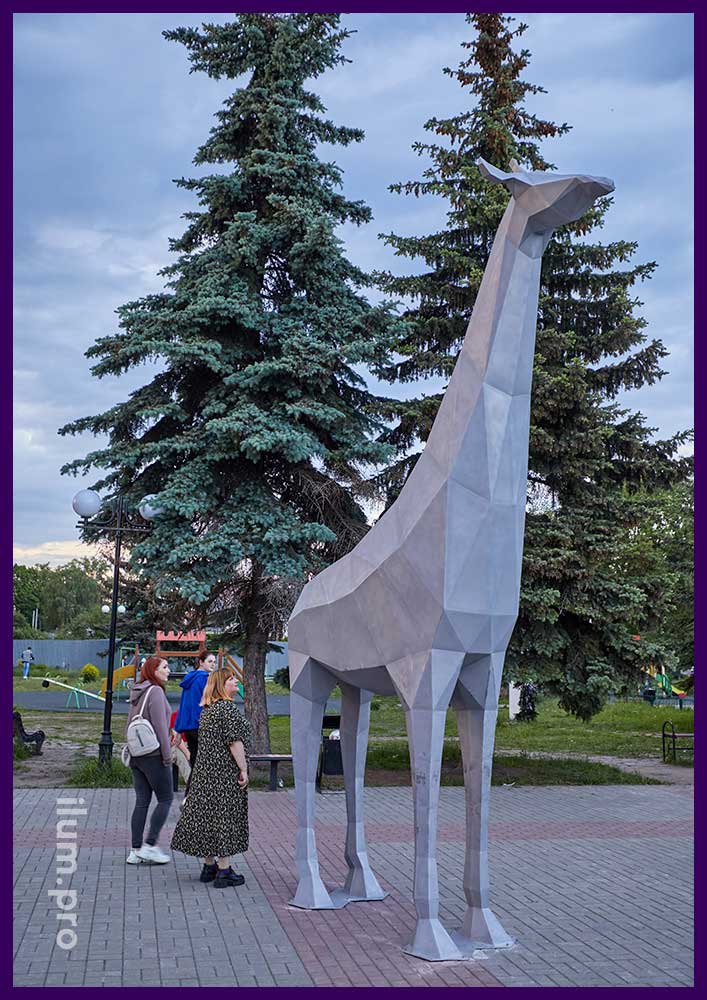 Металлический жираф в городском парке, полигональная скульптура животного