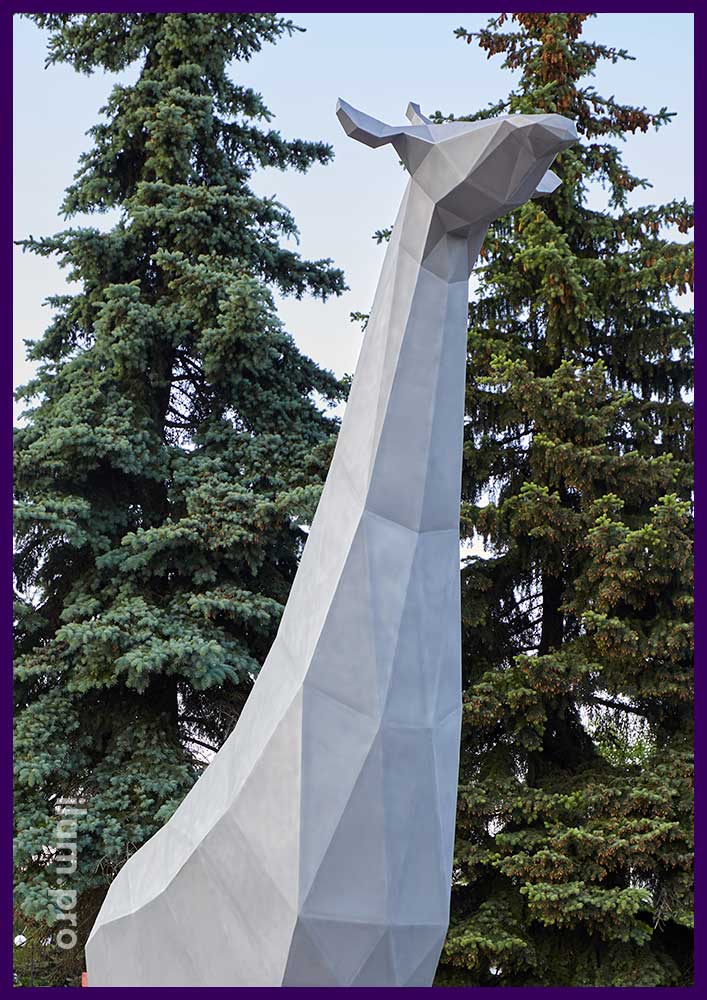Скульптура жирафа из металла - полигональный арт-объект в парке