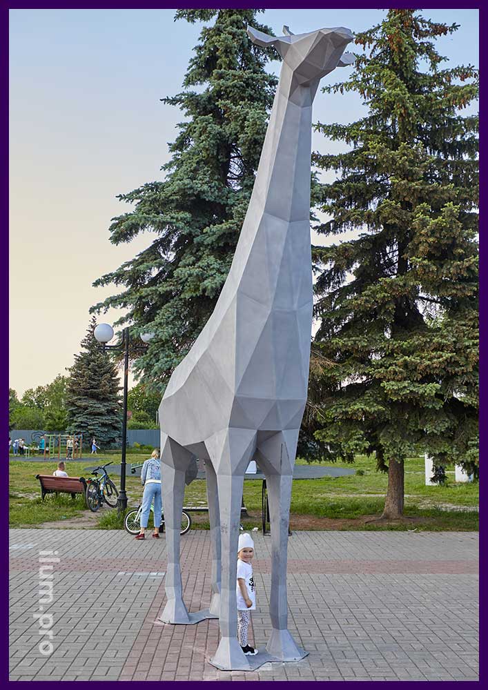 Уличная полигональная скульптура жирафа высотой 5 метров из стали