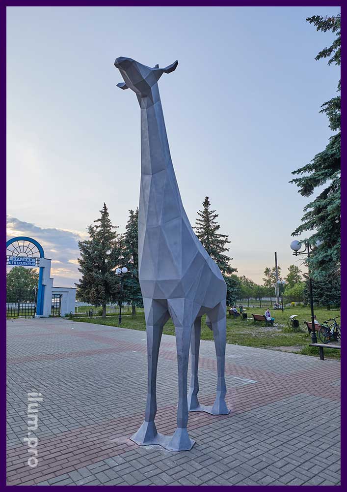 Металлическая скульптура жирафа в полигональном стиле для благоустройства площади