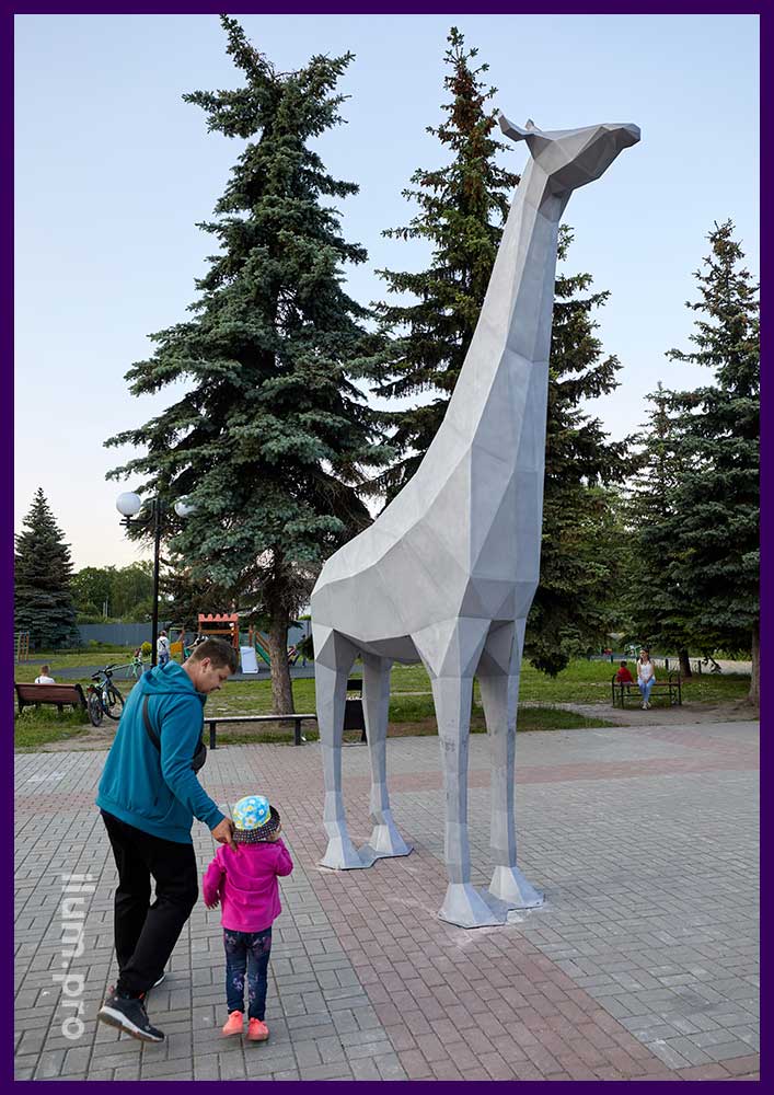 Металлическая скульптура жирафа для украшения площади в полигональном стиле
