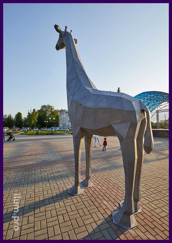 Жираф металлический полигональный - скульптура в городском парке