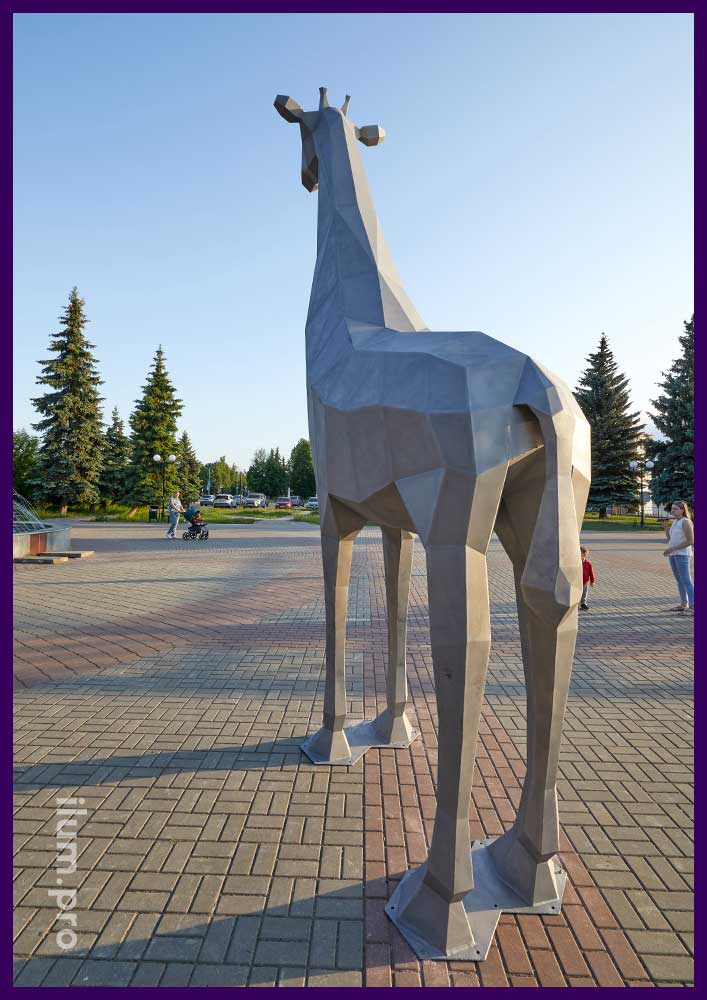 Жираф металлический высотой 5 м, полигональная скульптура в форме животного