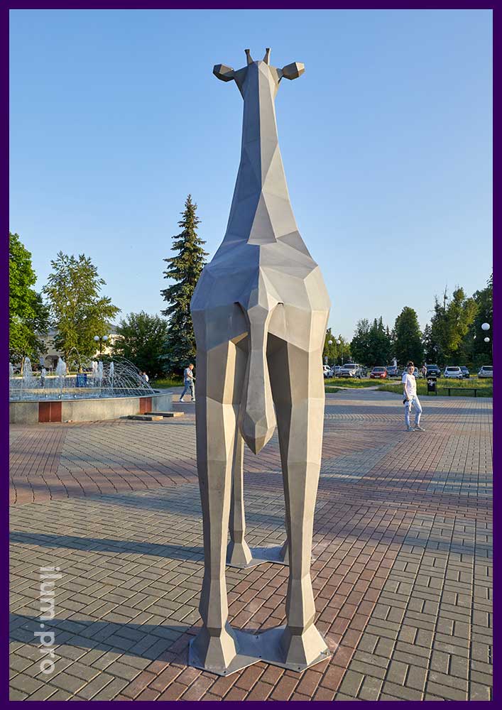 Пятиметровая полигональная скульптура жирафа из металла на площади