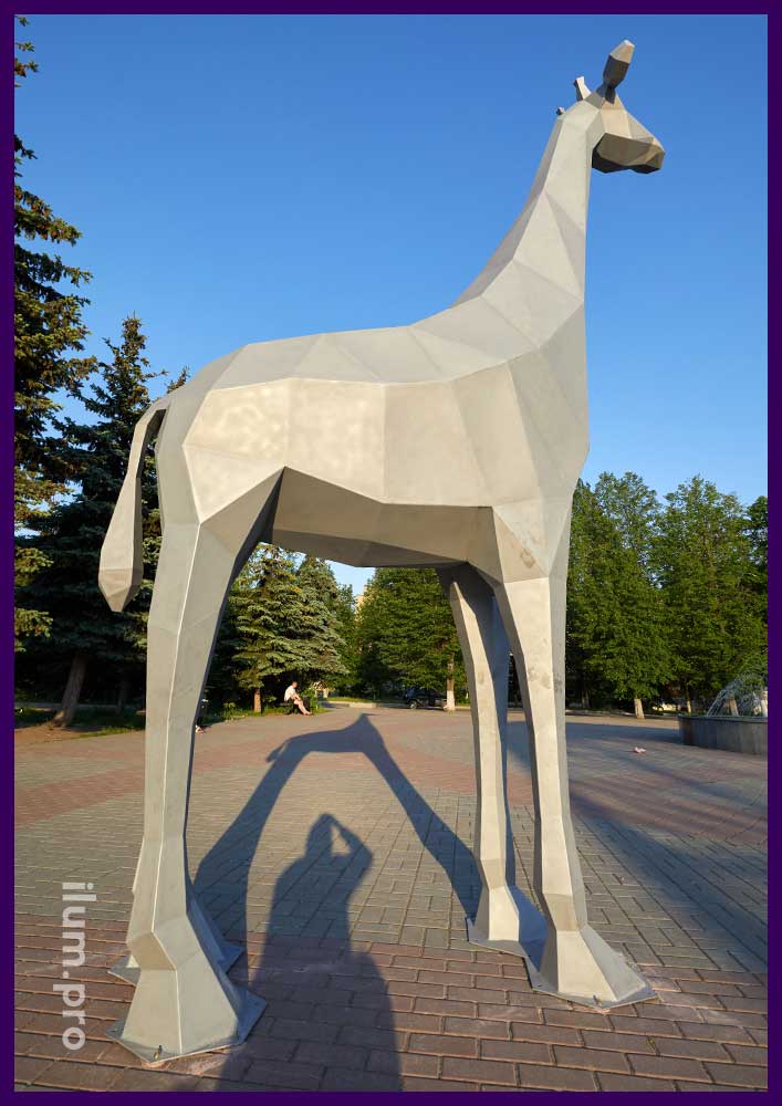 Металлический жираф высотой 5 метров, полигональный арт-объект в парке
