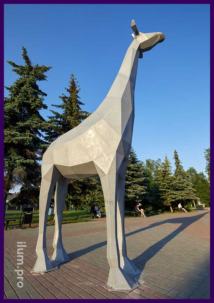 Полигональная скульптура животного на городской площади, жираф высотой 5 м