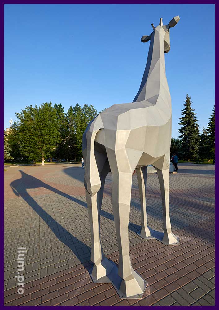 Уличная скульптура полигонального жирафа из крашеного металла