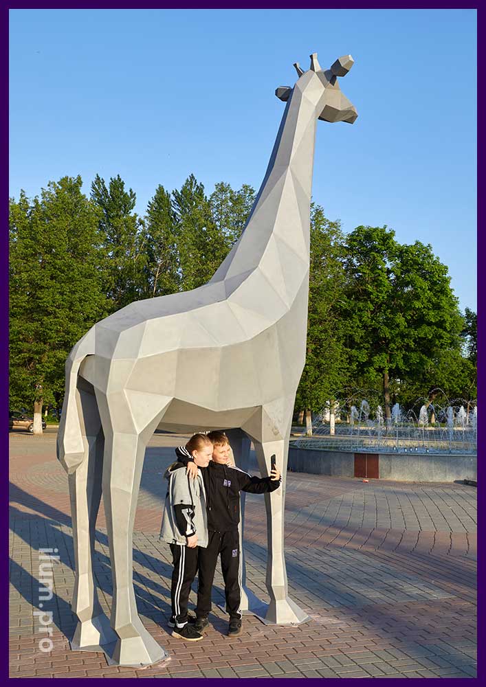 Скульптура животного высотой 5 метров в полигональном стиле - жираф