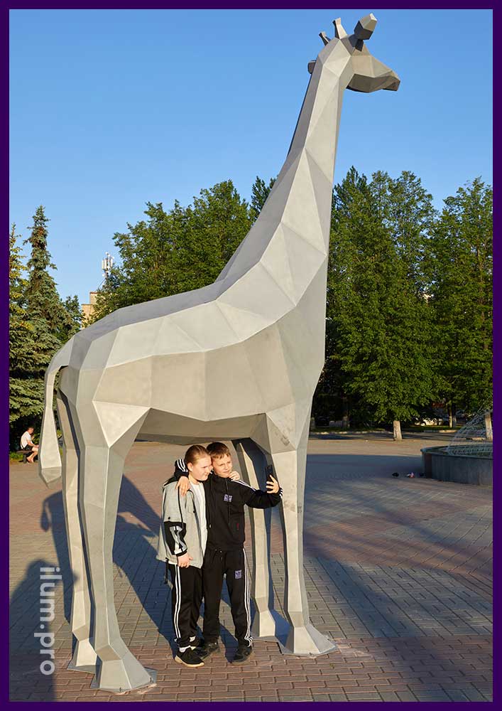 Скульптура полигональная металлическая высотой 5 метров в виде жирафа