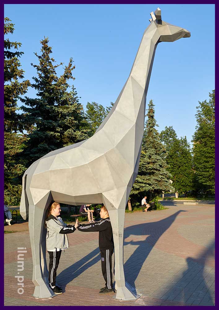 Жираф полигональный высотой 5 метров, скульптура животного из металла