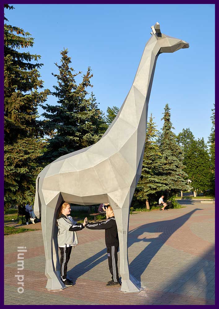 Уличная полигональная фигура жирафа из металла в городском парке