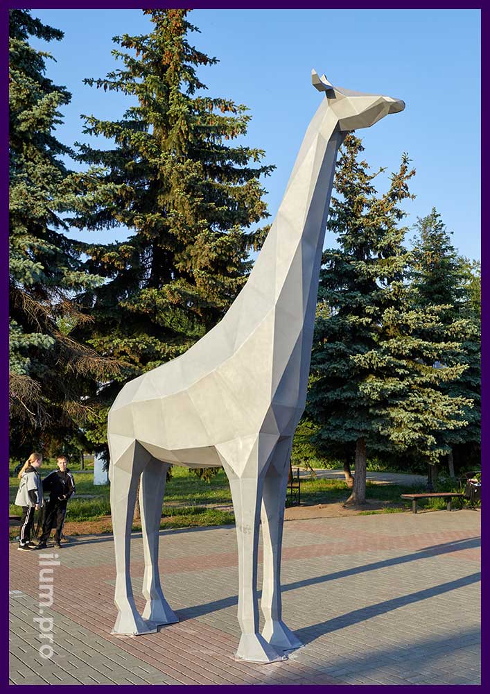 Полигональный жираф из стали, высота скульптуры 5 метров