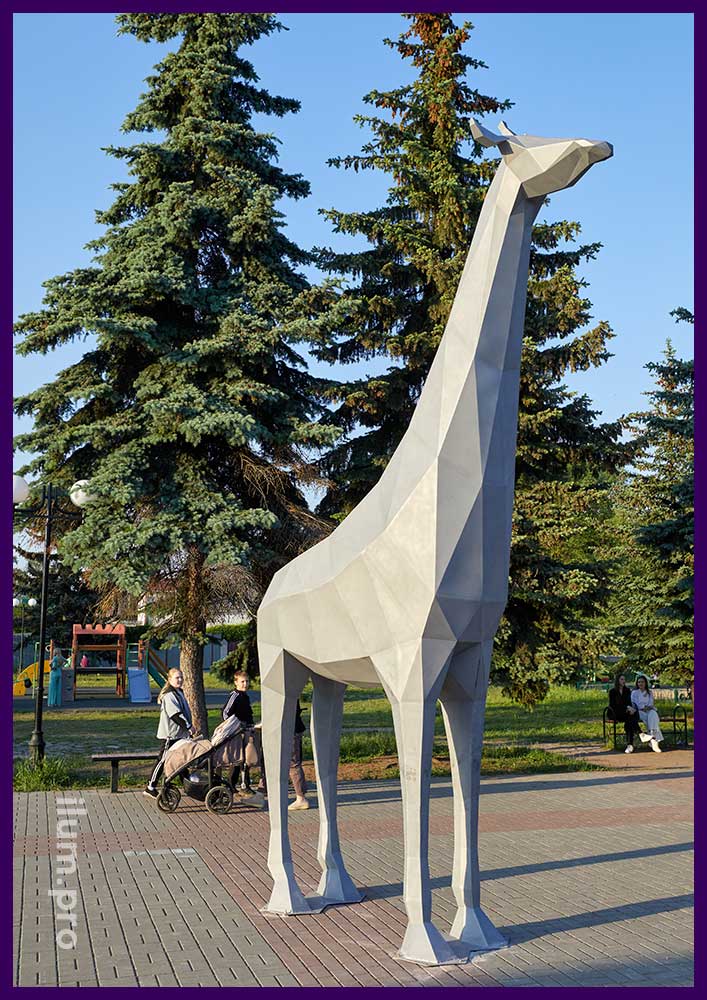 Фигура жирафа полигональная металлическая высотой 5 метров