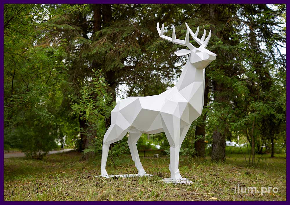 Белый полигональный благородный олень - садово-парковая скульптура для украшения ландшафта