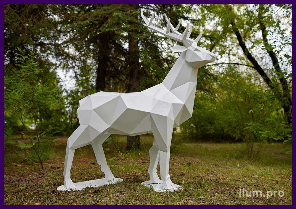 Скульптура оленя полигональная с металлическим каркасом в форме оленя