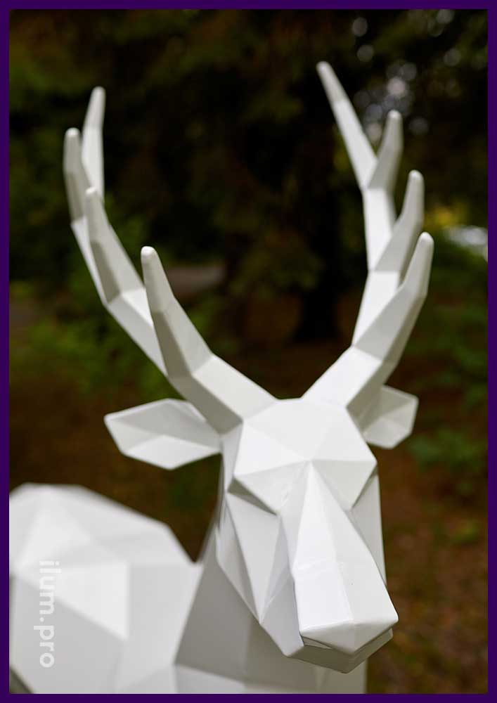 Олень белый полигональный - скульптура животного с металлическим каркасом