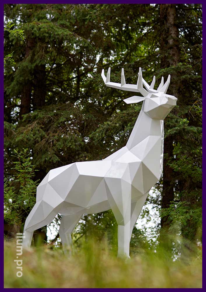 Белая скульптура благородного оленя в полигональном стиле для парка