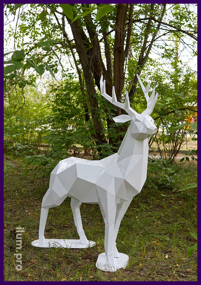 Садово-парковая скульптура оленя белого цвета с металлическим, полигональным каркасом