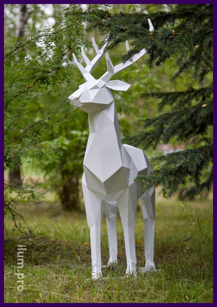 Скульптура оленя белого цвета - полигональный арт-объект из металла