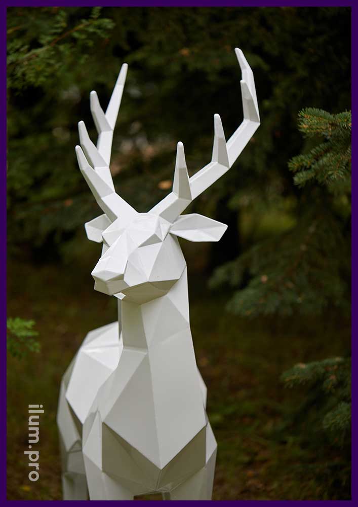 Металлическая полигональная скульптура оленя для благоустройства