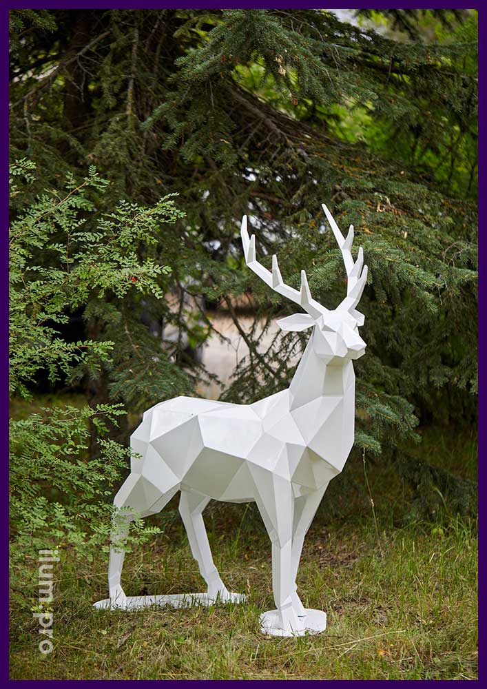 Белая полигональная скульптура оленя в городской парк
