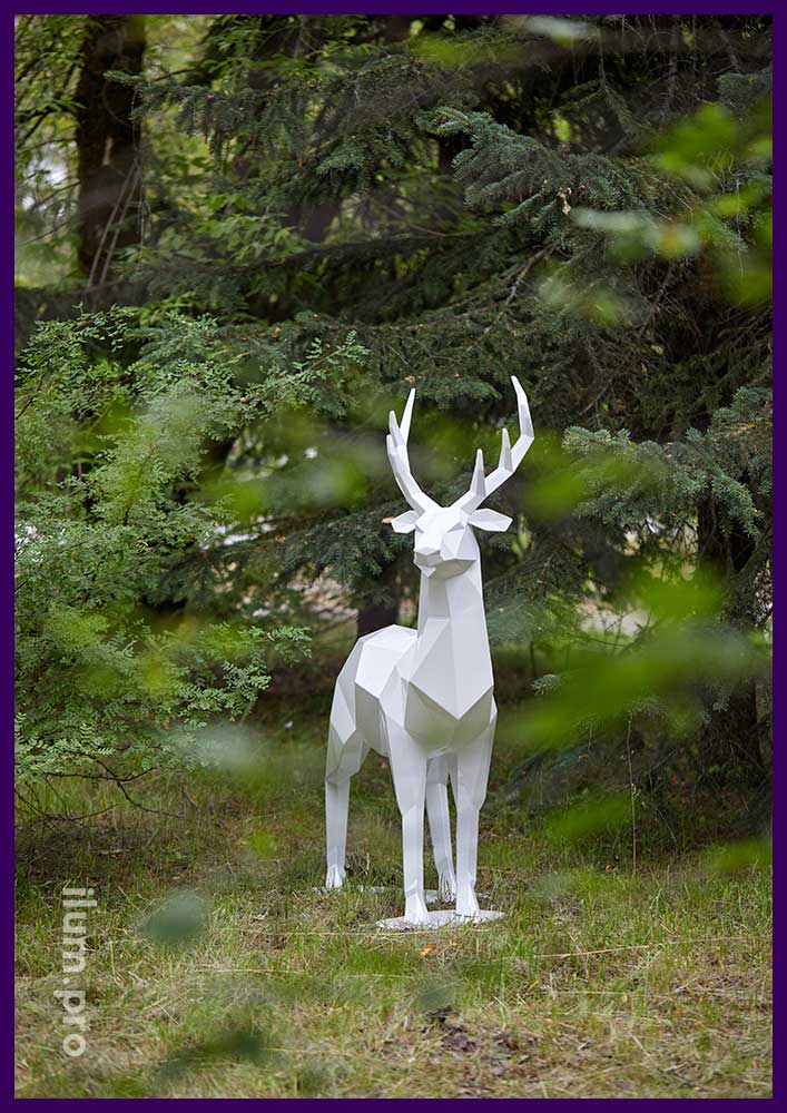 Металлическая скульптура в форме благородного оленя с большими рогами