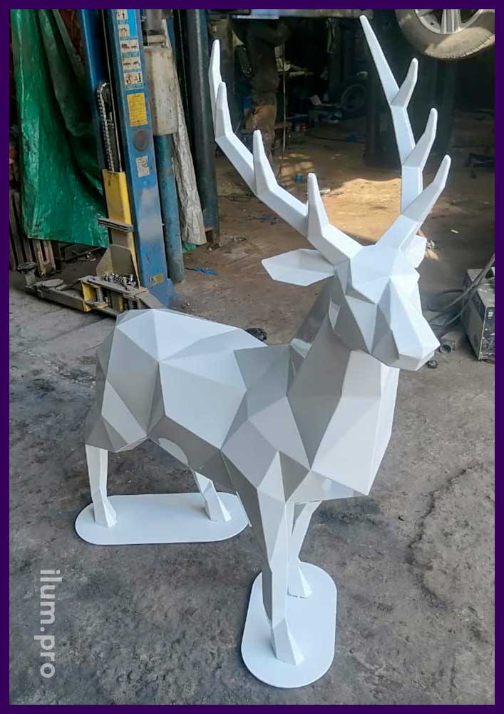 Окрашивание металлической скульптуры полигонального оленя