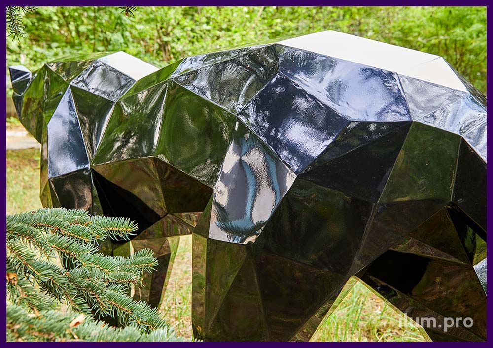 Полигональная скульптура барса чёрного цвета