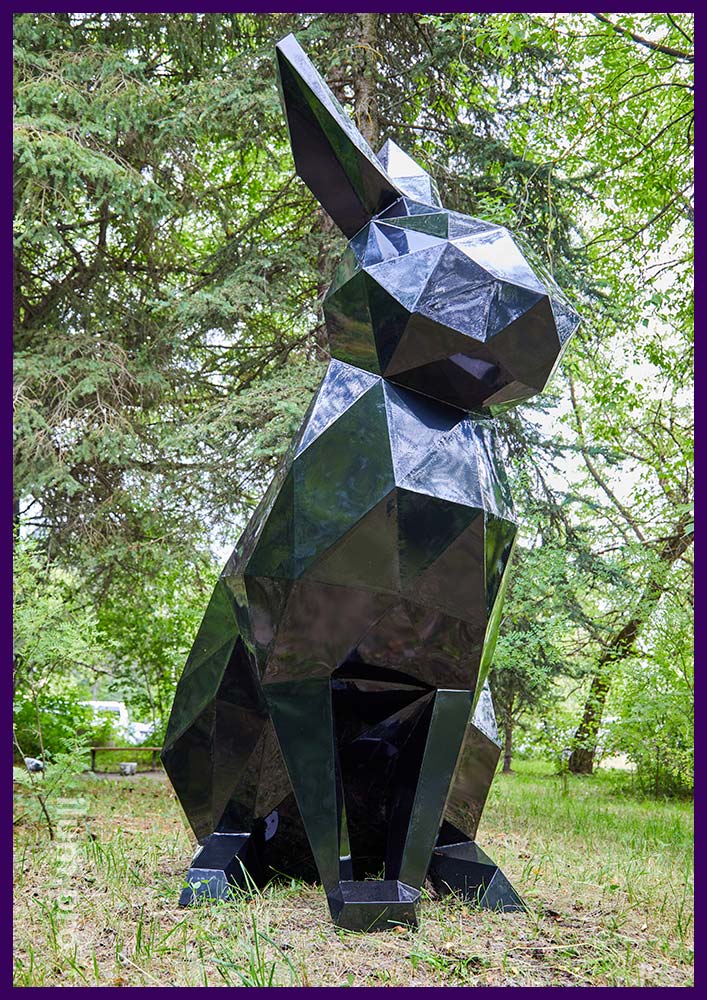 Металлическая полигональная скульптура зайца чёрного цвета