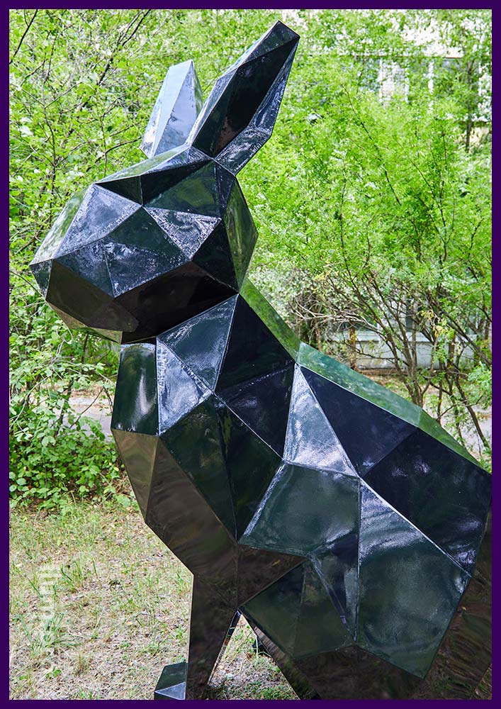 Скульптура в форме чёрного, металлического зайца с рубленой поверхностью
