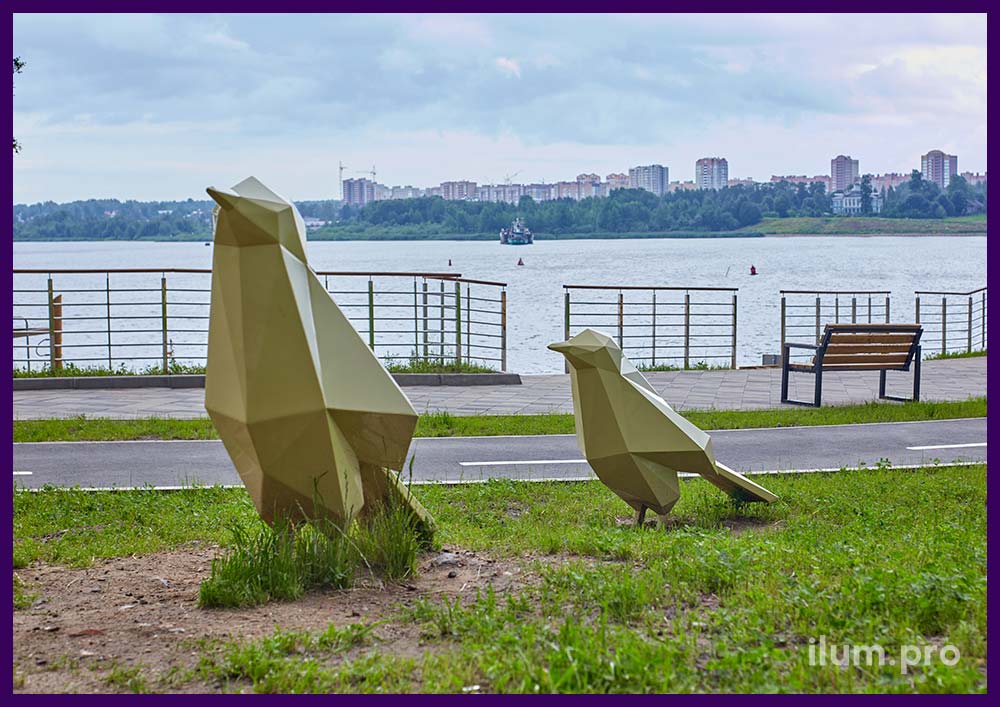 Птицы полигональные на набережной в Череповце, благоустройство ландшафта