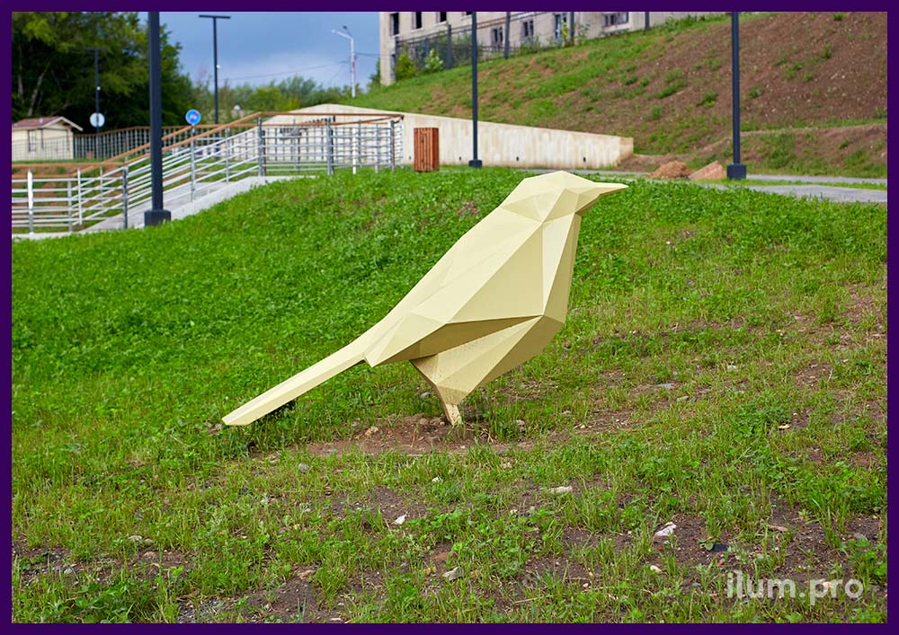 Птицы полигональные, украшающие газон на набережной в Череповце